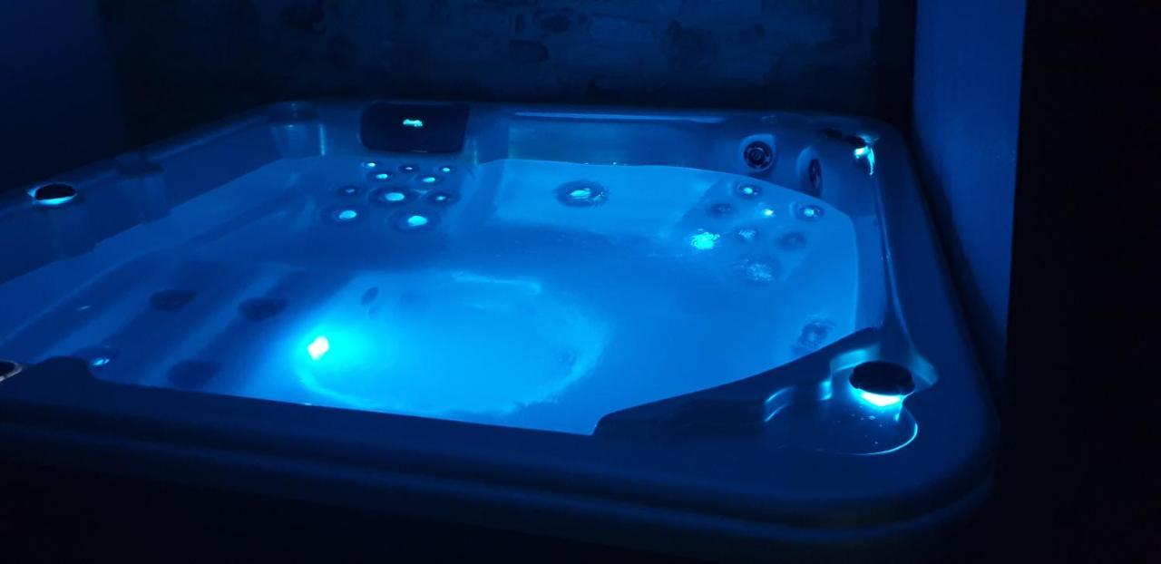Chambre d'hôte romantique avec SPA privatif domaine les nuits envôutées - Vézénobres Extérieur photo